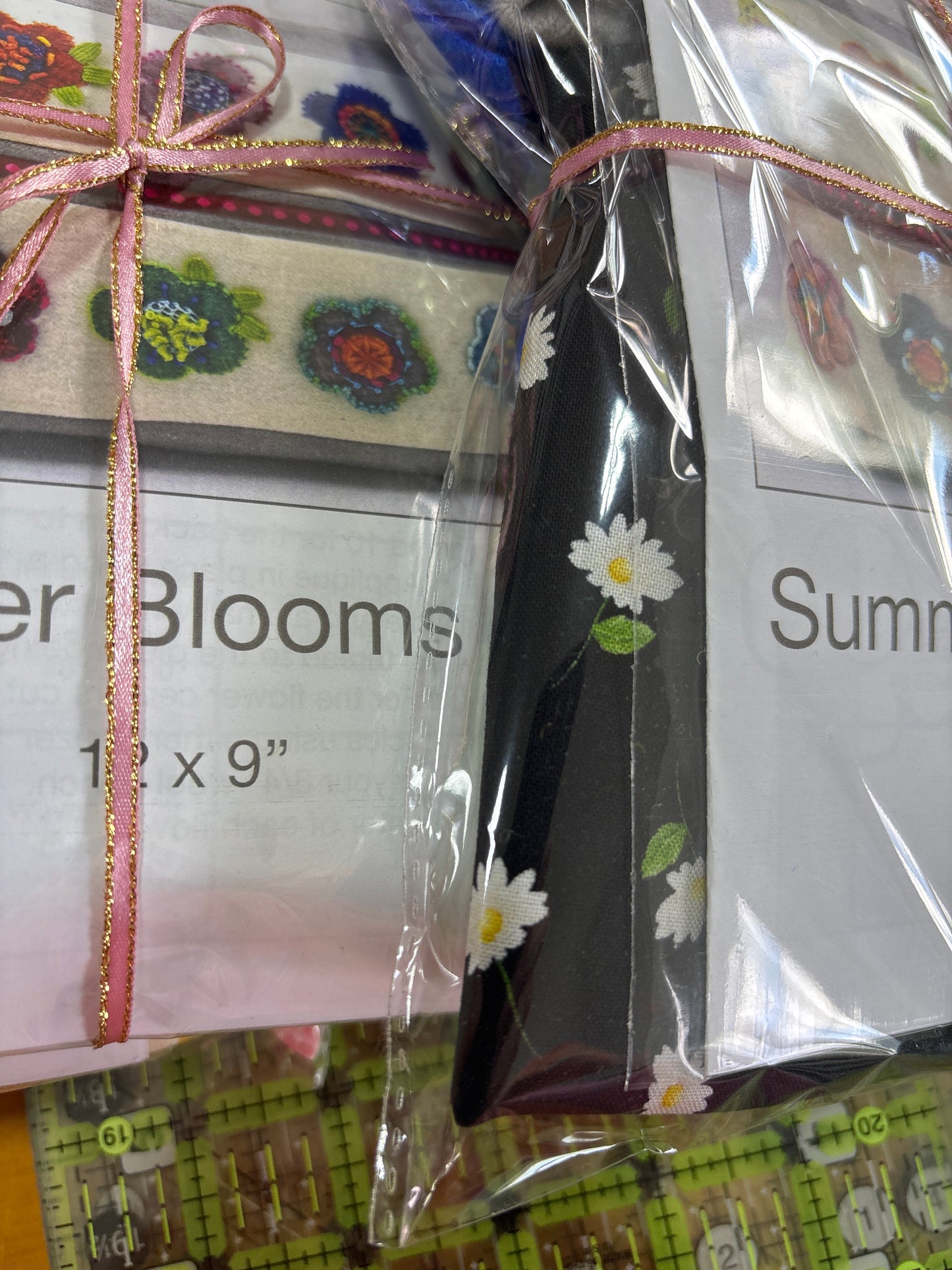 "Summer Blooms Wool Zipper Bag Pattern", Sue Spargo