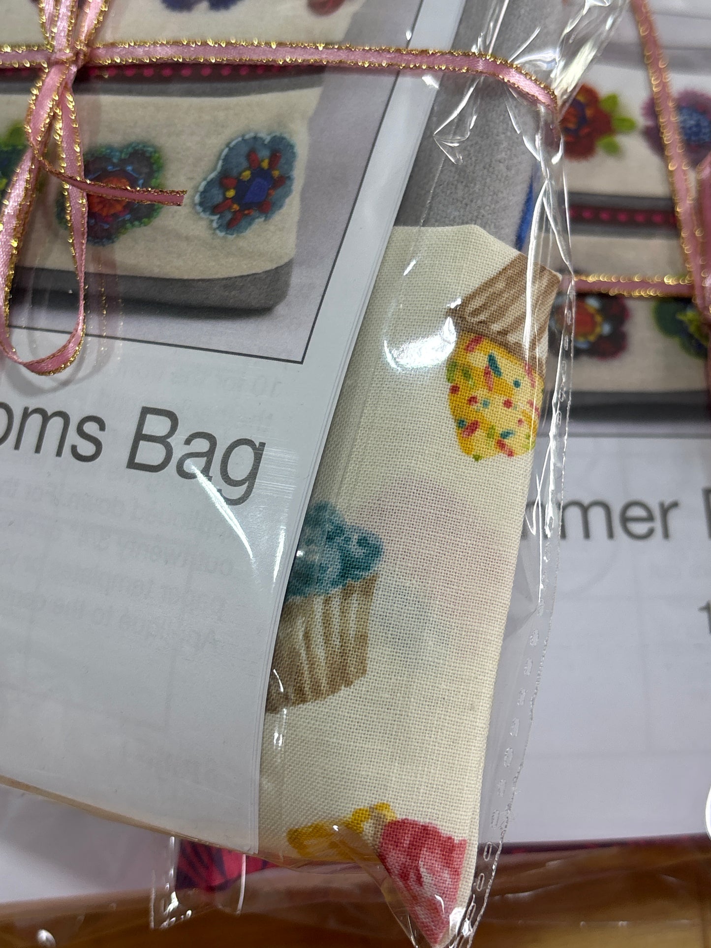 "Summer Blooms Wool Zipper Bag Pattern", Sue Spargo
