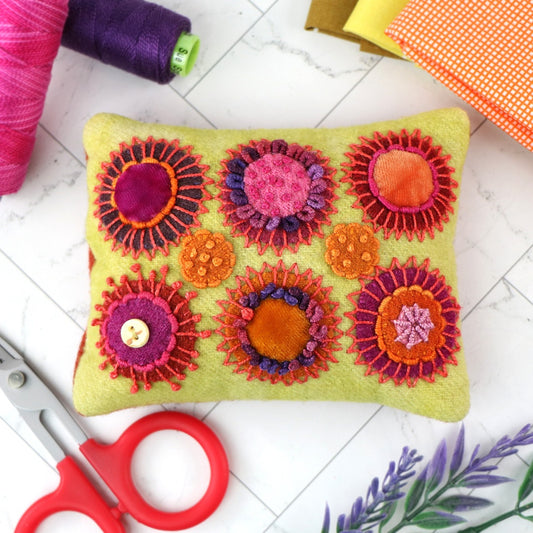 "CIRCLE PLAY PINCUSHION" KIT by Sue Spargo